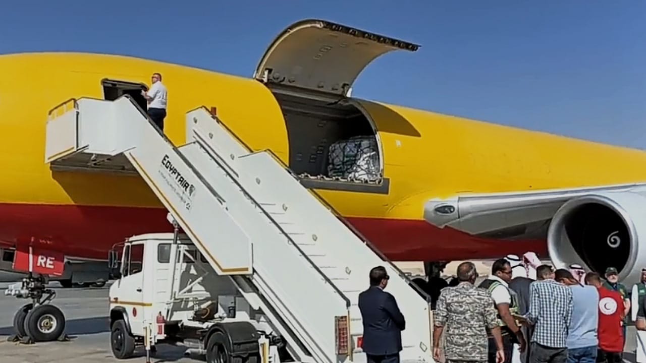 لقطات من وصول الطائرة السعودية الأولى لمطار العريش .. فيديو