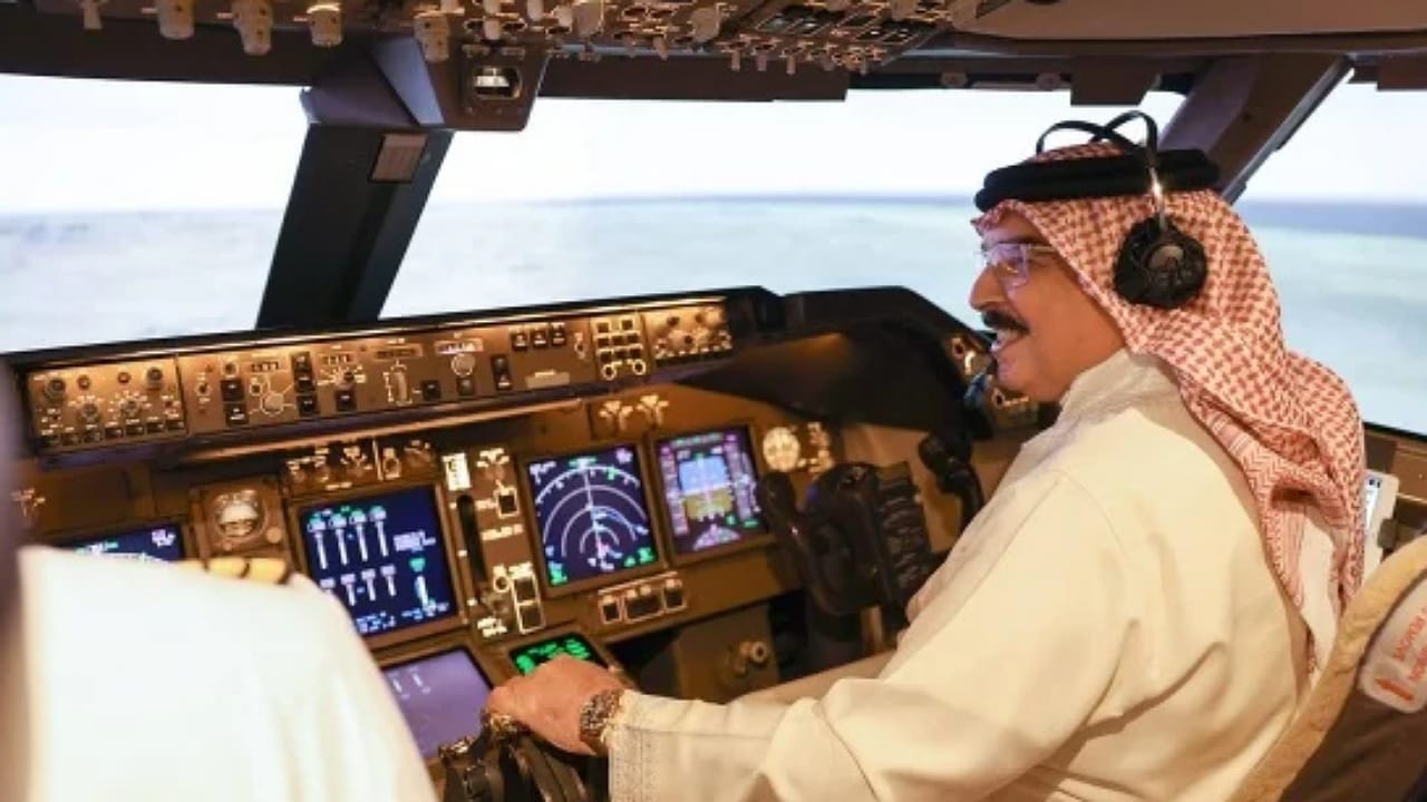ملك البحرين يمارس هوايته في الطيران..صور