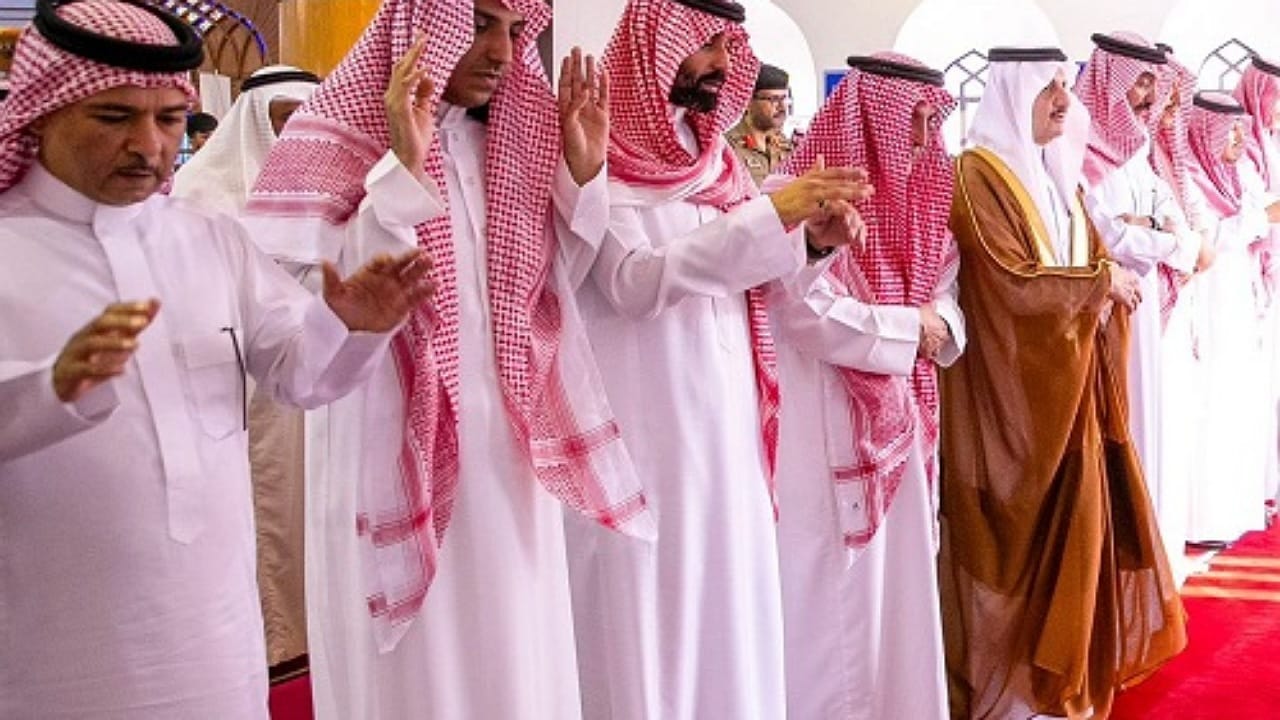 أمير الشرقية يؤدي صلاة الميت على الأميرة نورة بنت سعود بن عبدالله بن جلوي