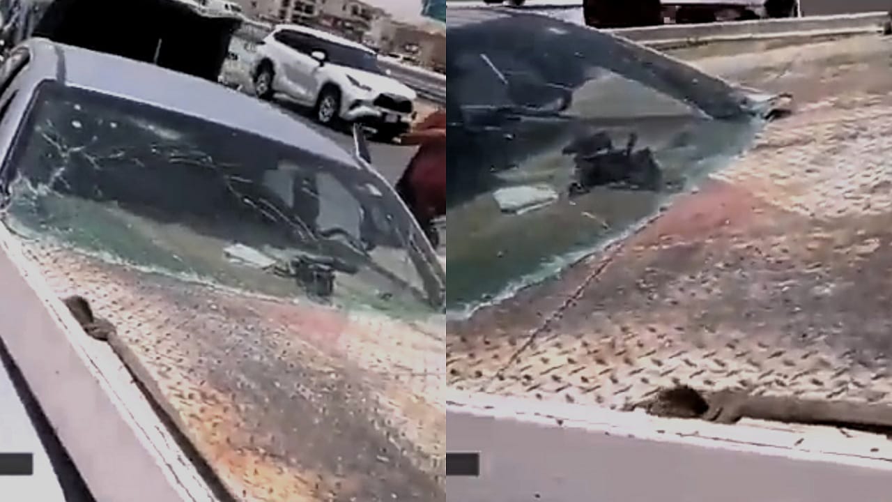 سائق ينجو بأعجوبة من حادث كاد أن يتسبب في فصل رأسه .. فيديو