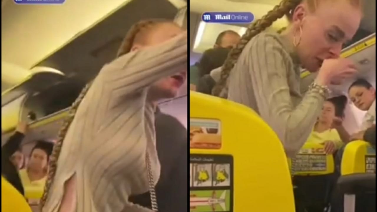 هوشة بين فتاتين على متن طائرة..فيديو