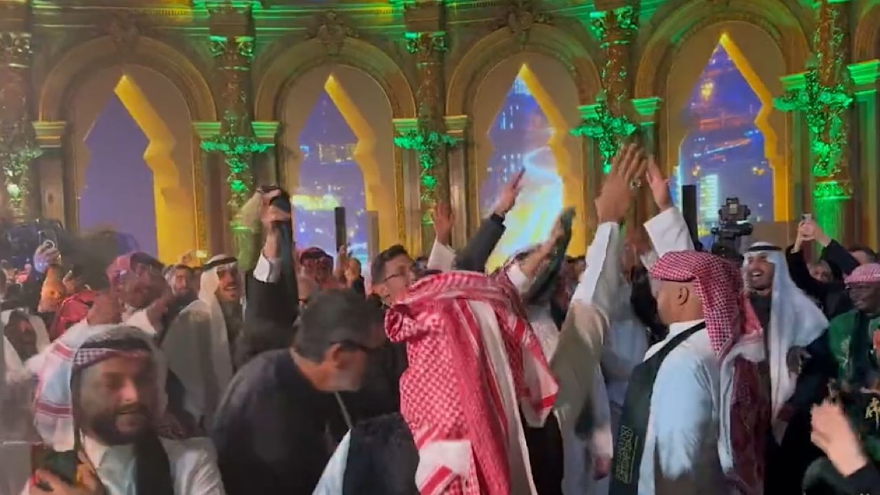 سعوديون يحتفلون باستضافة ⁧‫الرياض لـ إكسبو 2030‬⁩ وسط باريس .. فيديو