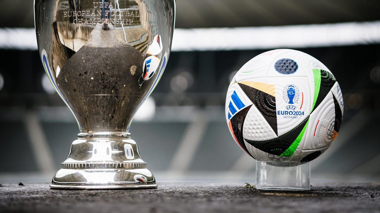 اليويفا يكشف عن الكرة الجديدة لبطولة يورو 2024 .. صور