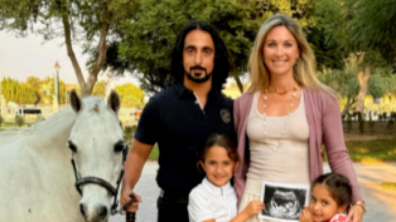 الشيخ راشد بن أحمد آل مكتوم وزوجته يستعدان لاستقبال مولودهما الثالث