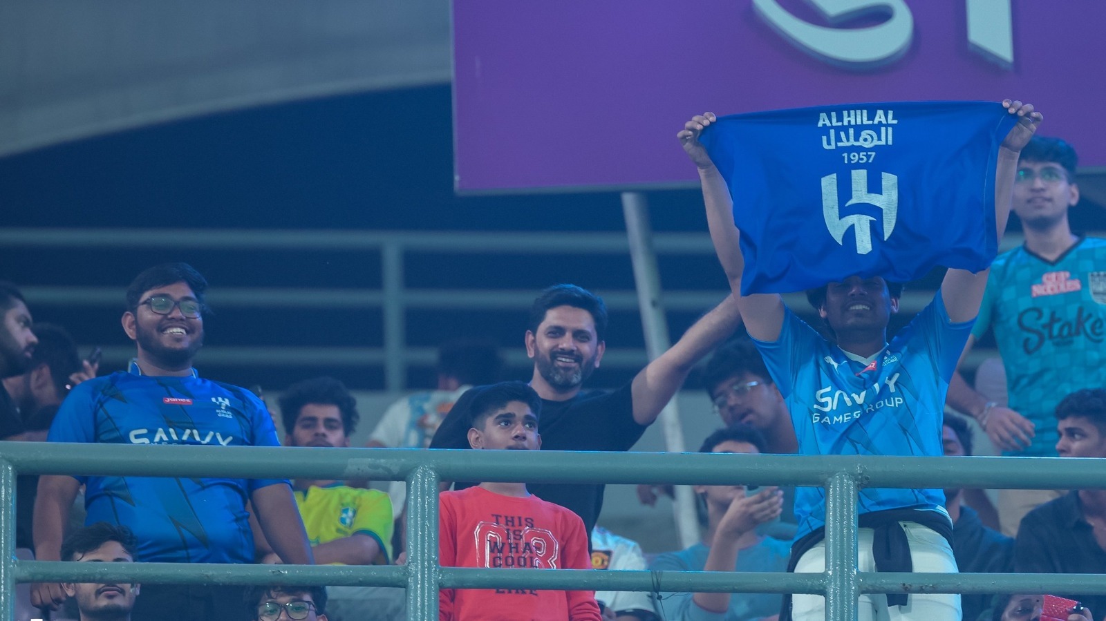 جماهير مومباي تحتفل بهدف ميشيل في شباك فريقهم .. فيديو