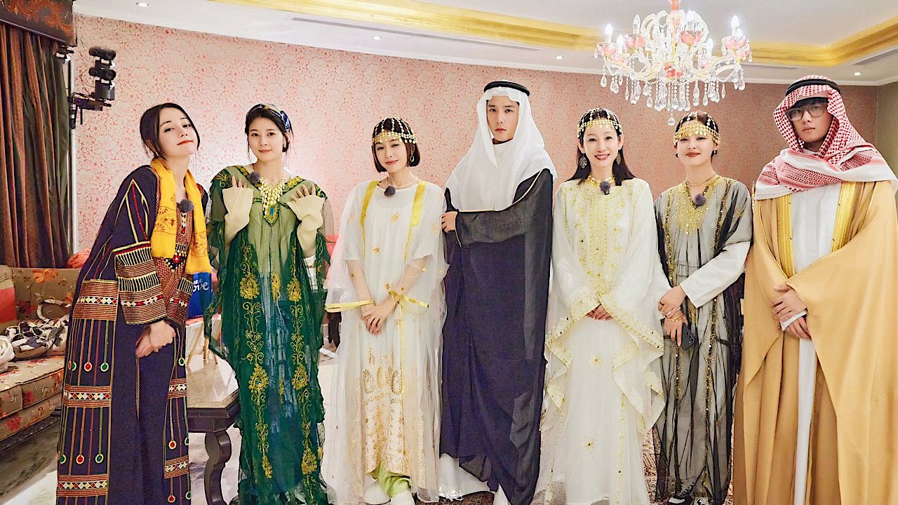 فنانون صينيون يخطفون الأنظار بالأزياء السعودية