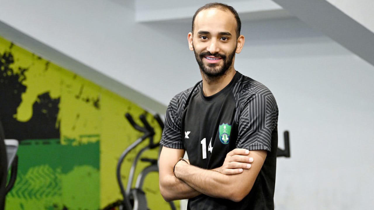 لاعب الأهلي عبدالله عطيف ينهي المرحلة الأولى من العلاج