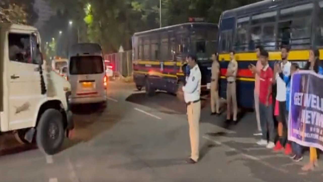 جماهير مومباي تحيي لاعبي الهلال قبل مغادرتهم .. فيديو