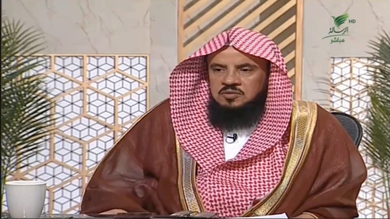 السبر يوضح حكم ارتداء المرأة للبنطال أمام النساء.. فيديو