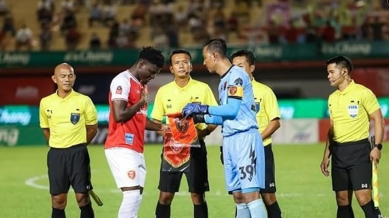 إيقاف حكم متهم بتوجيه إساءة عنصرية بحق لاعب تايلاندي