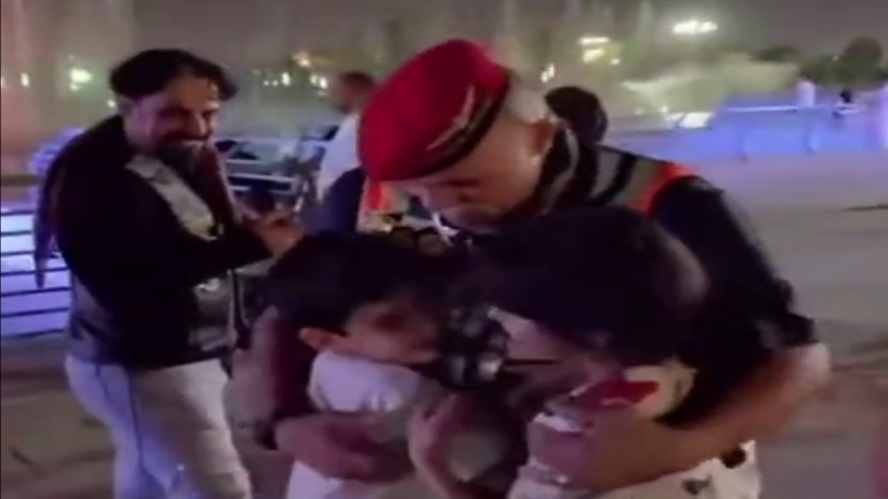 رجل يبكي بعدما تفاجىء بأطفال تمسكوا به لأنه يشبه أبيهم المتوفي بشدة.. فيديو