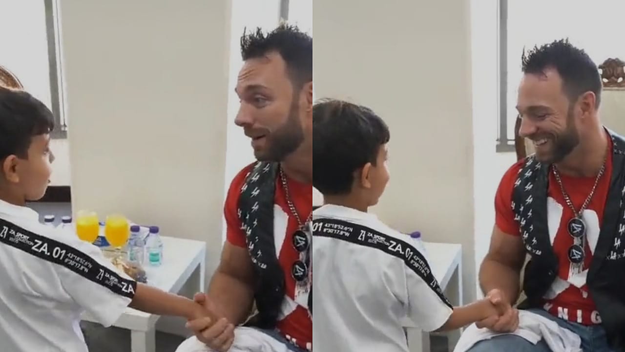 طفل يقوم بدعوة المصارع ال اي نايت إلى منزله .. فيديو