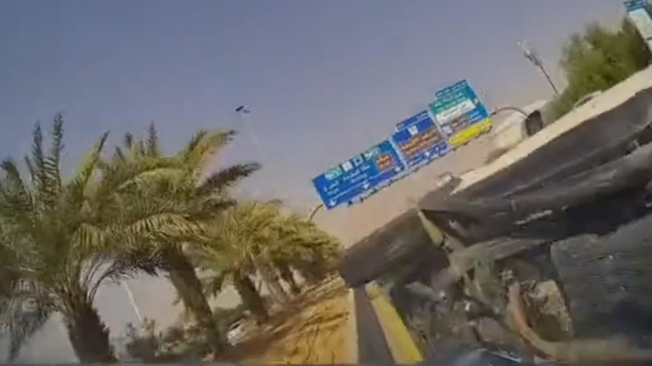 حادث يتسبب في اتقلاب سيارة جيب   ..  فيديو