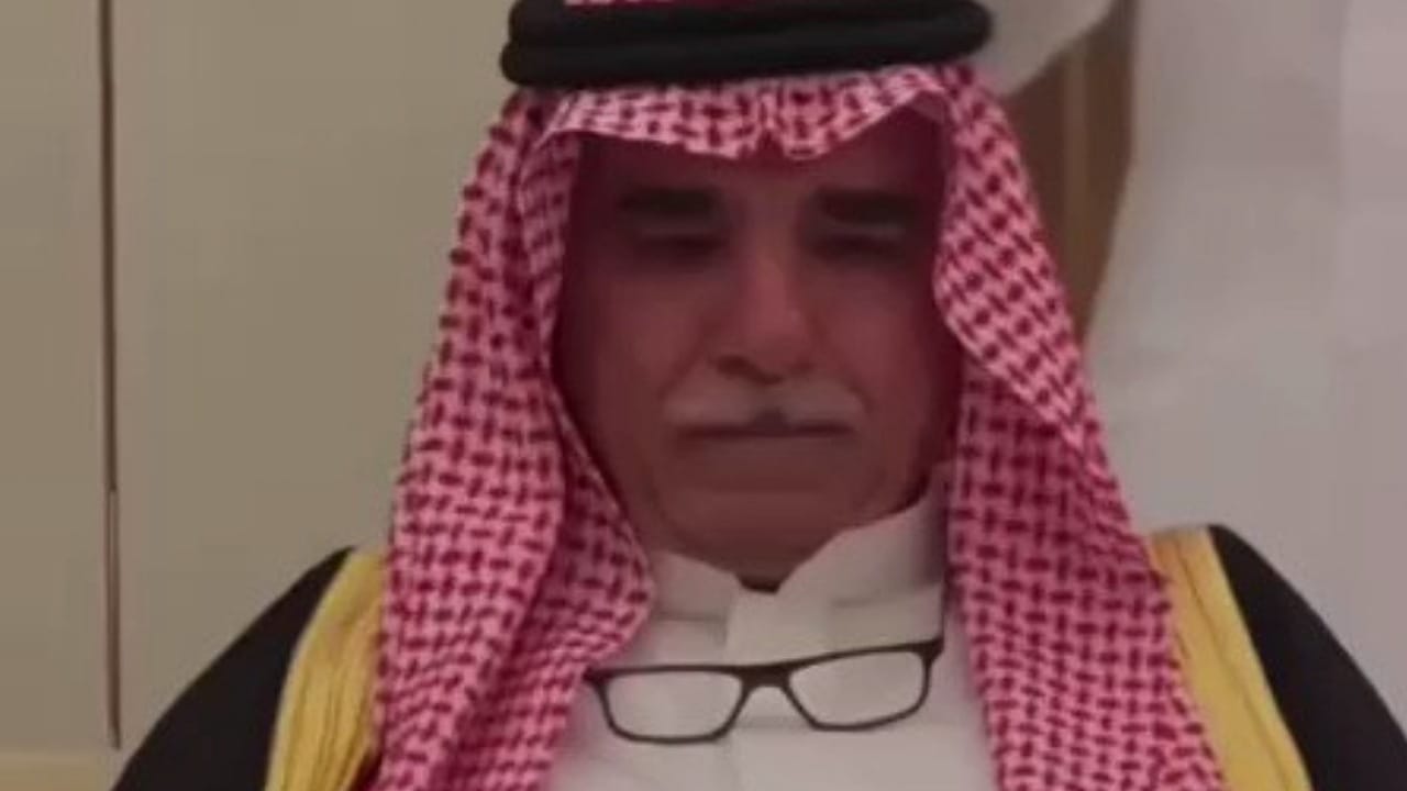 والد عبدالله الودعاني يبكي في حفل عقد قران ابنه .. فيديو