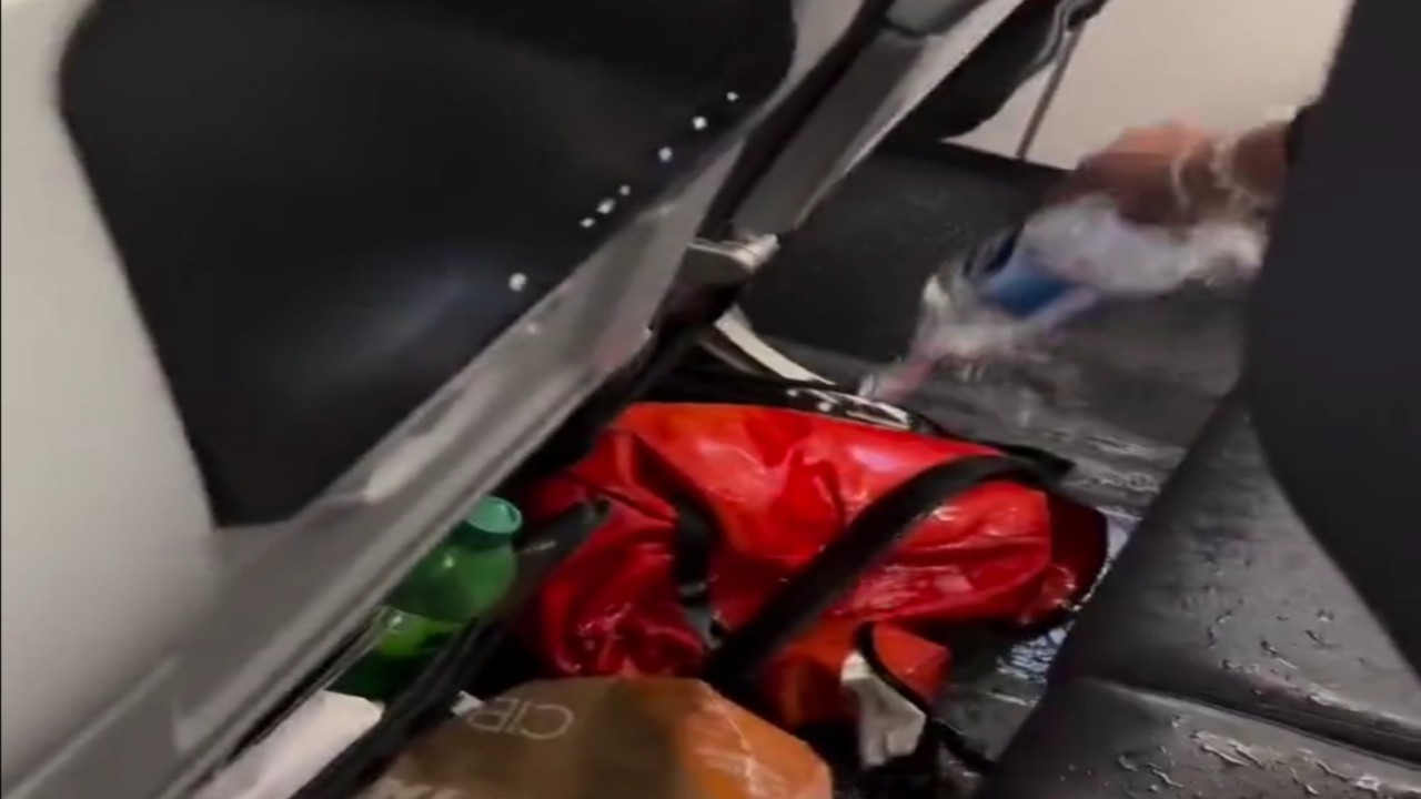 انفجار بطارية جهاز إلكتروني في حقيبة أحد المسافرين على متن طائرة.. فيديو
