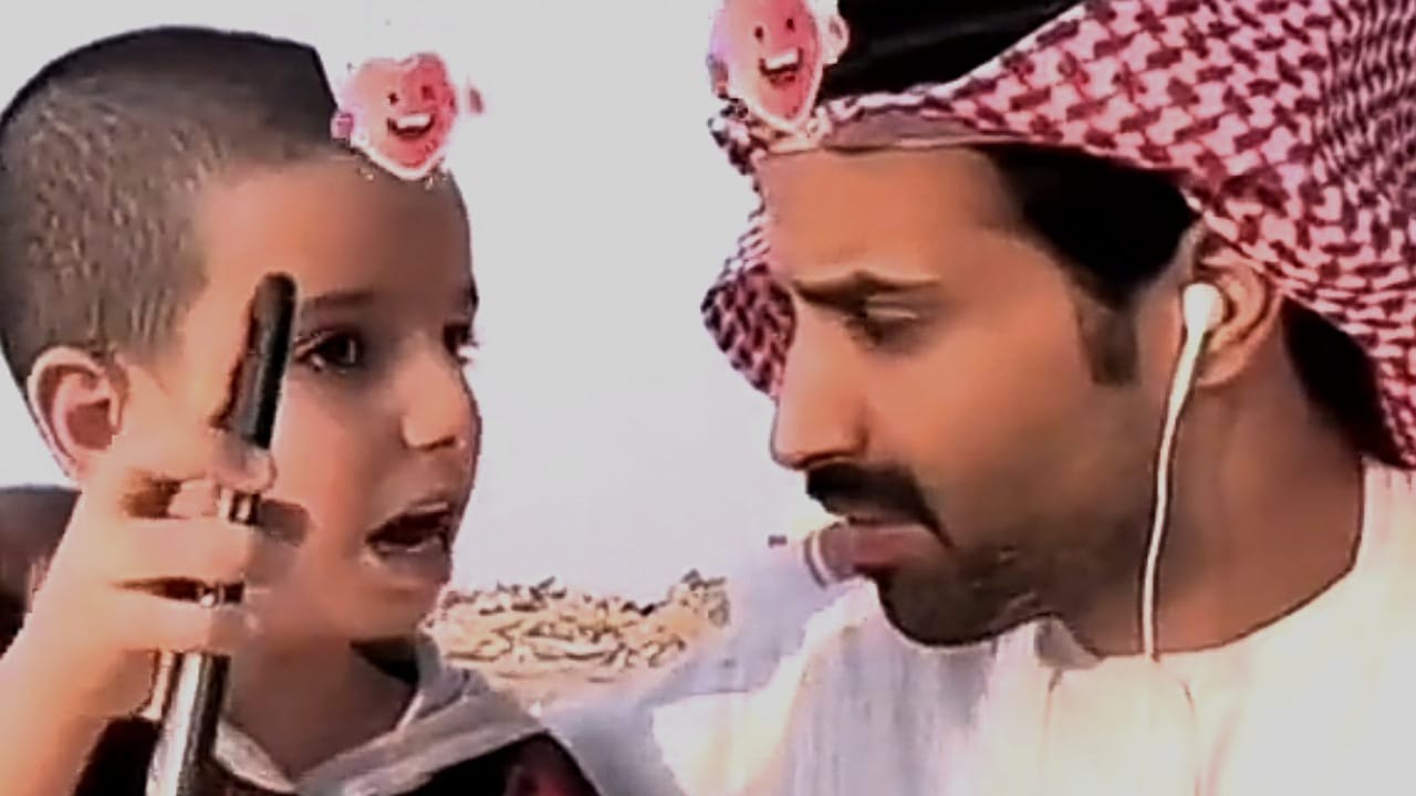 طفل يطلب من سعود القحطاني تصوير مقطع معه ويضع عليه قرآن ..  فيديو