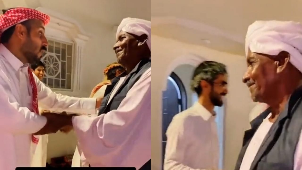 ‏طلاب يستقبلون معلمهم السوداني بعد سنوات طويلة..فيديو