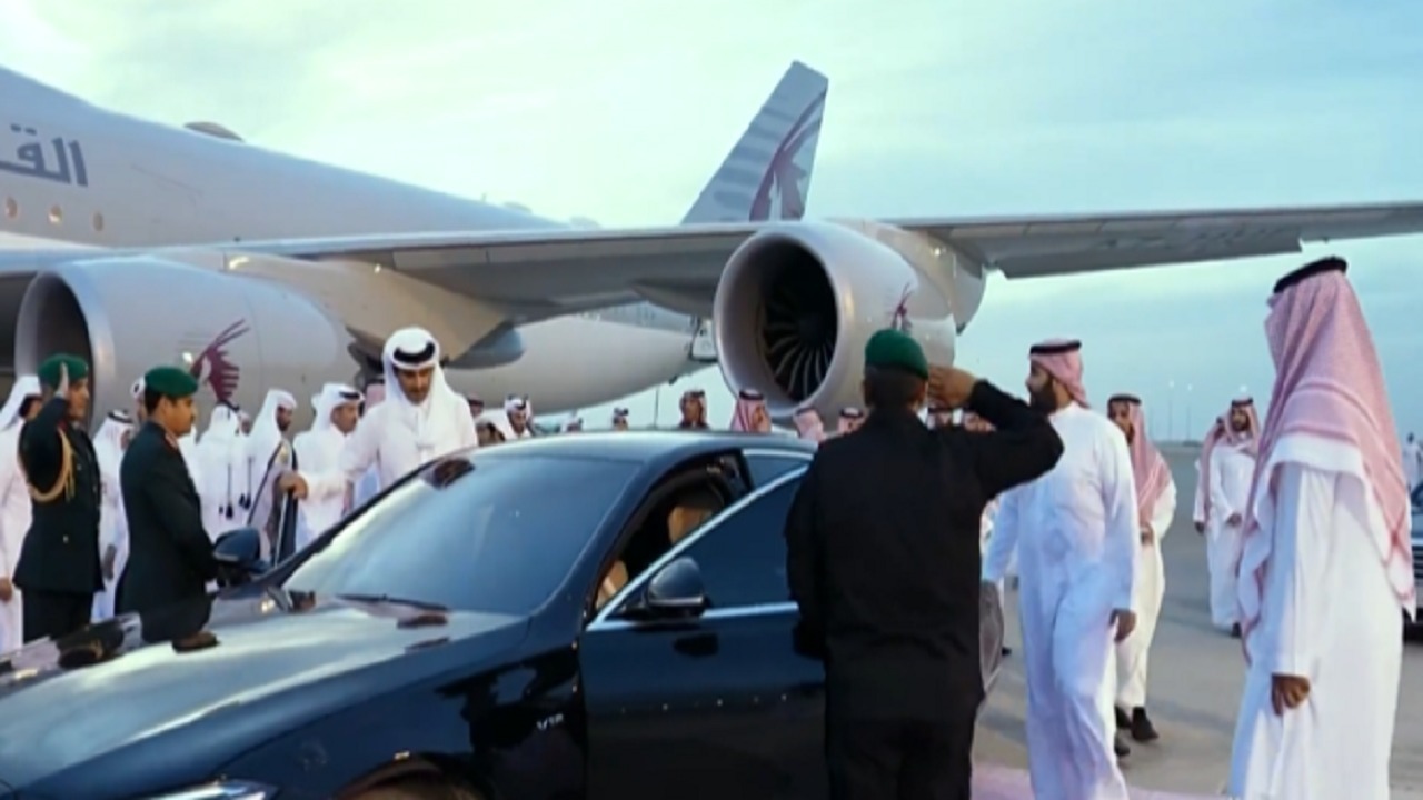 ولي العهد يقود مركبة مصطحبًا أمير قطر بعد وصوله الرياض.. فيديو