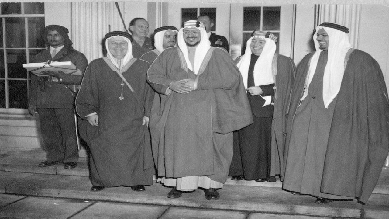 صورة قديمة للملك سعود مع أول سفير في أمريكا