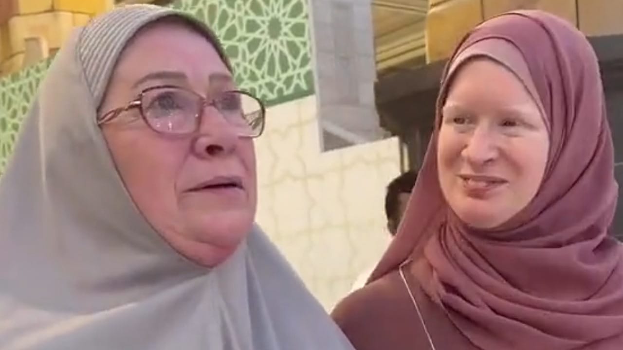 بريطانية توثق نظرتها الأولى للكعبة المشرفة بعد اعتناقها الإسلام  ..  فيديو