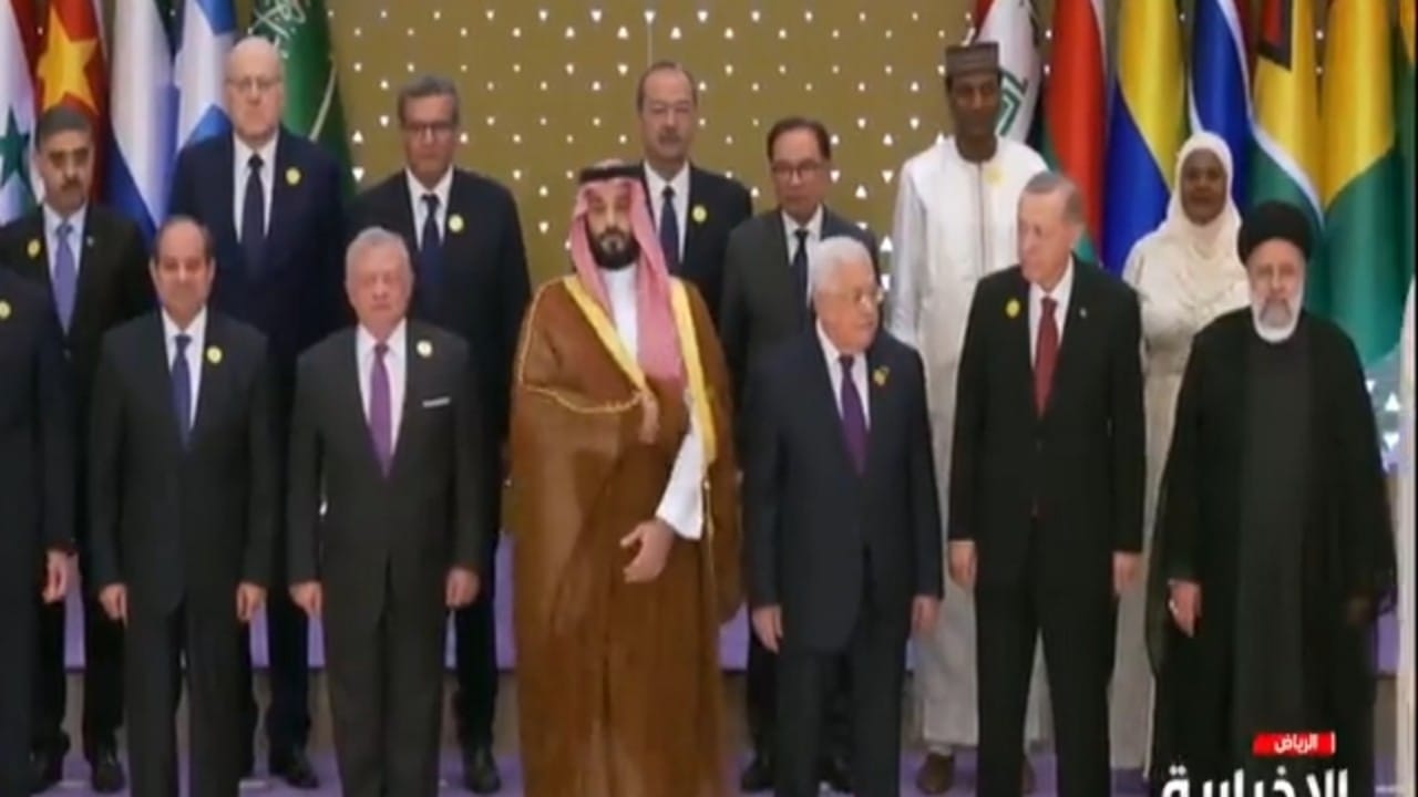 صورة تذكارية لـ ولي العهد ورؤساء وفود الدول المشاركة في القمة العربية الإسلامية