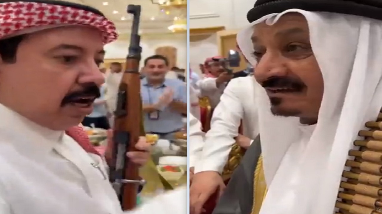 الشاعر علي بن حمري يهدي رجلاً بندقية ورثها من والده وجده..فيديو