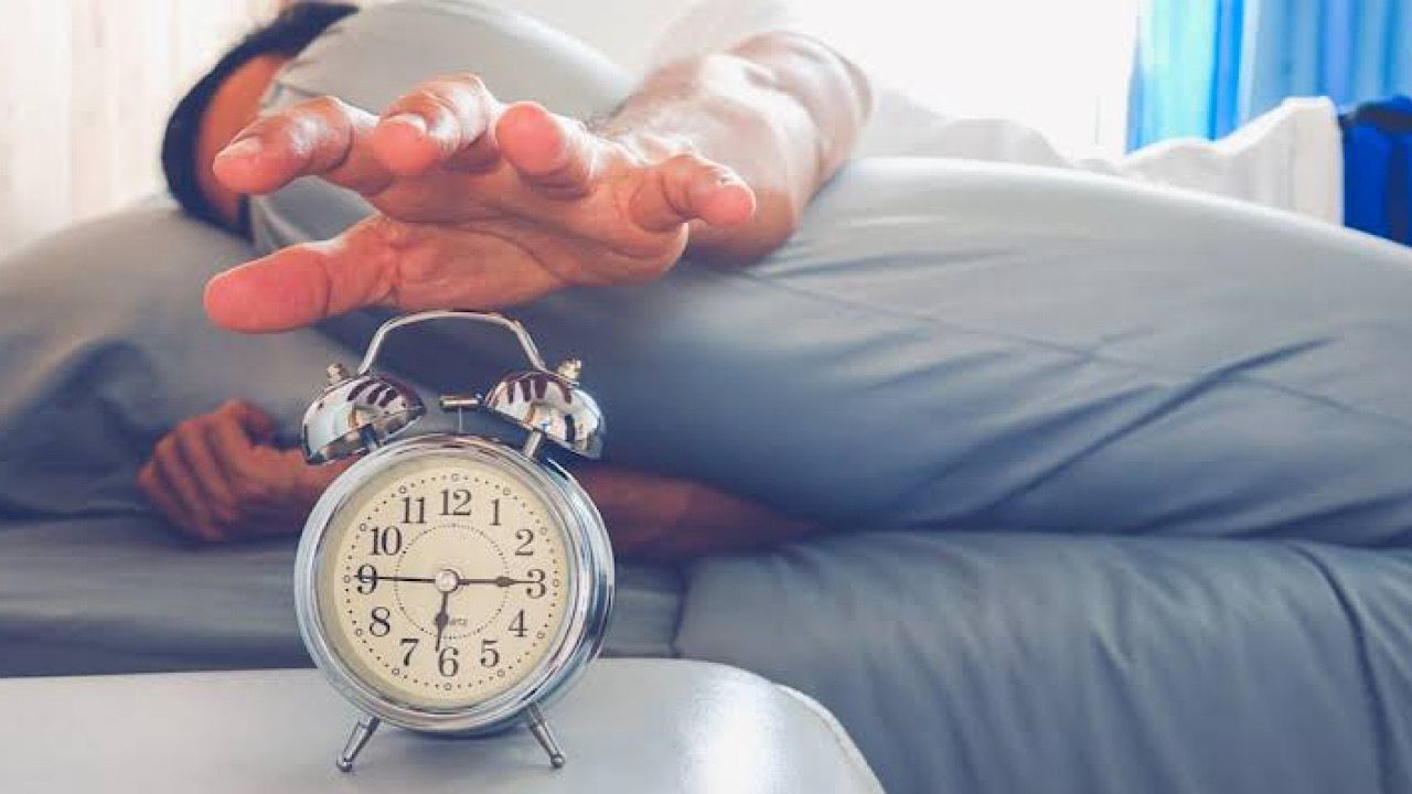 خبير أمريكي: الاستيقاظ المبكر يحمي من التوتر والقلق