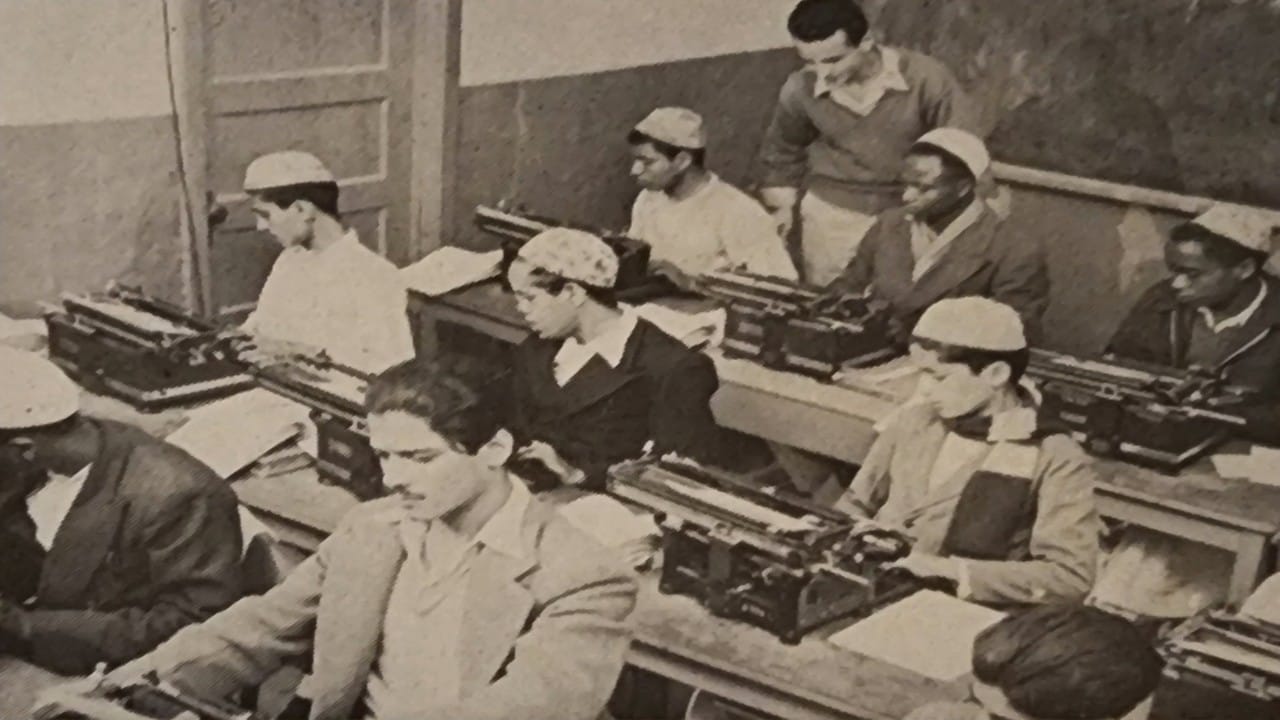 طلاب في أرامكو يتعلمون العمل على الآلة الكاتبة قبل 73 عامًا.. صور