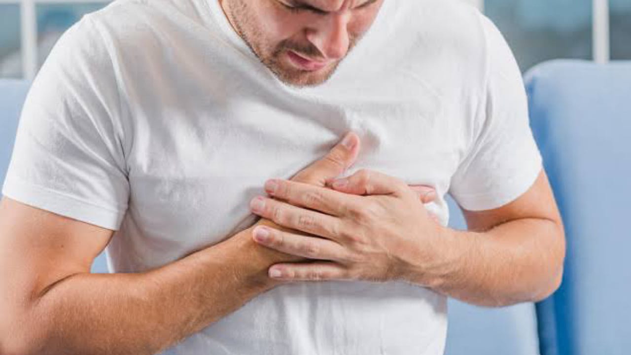 أسباب آلام الصدر والفرق بينها وبين الأزمة القلبية