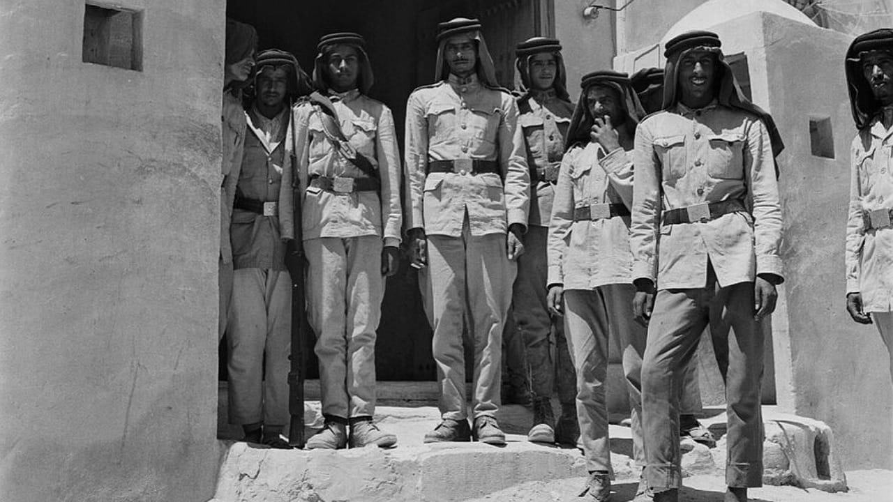 صورة نادرة لراجل الأمن أمام مبنى مديرية أمن الأحساء من 1946- 1954م