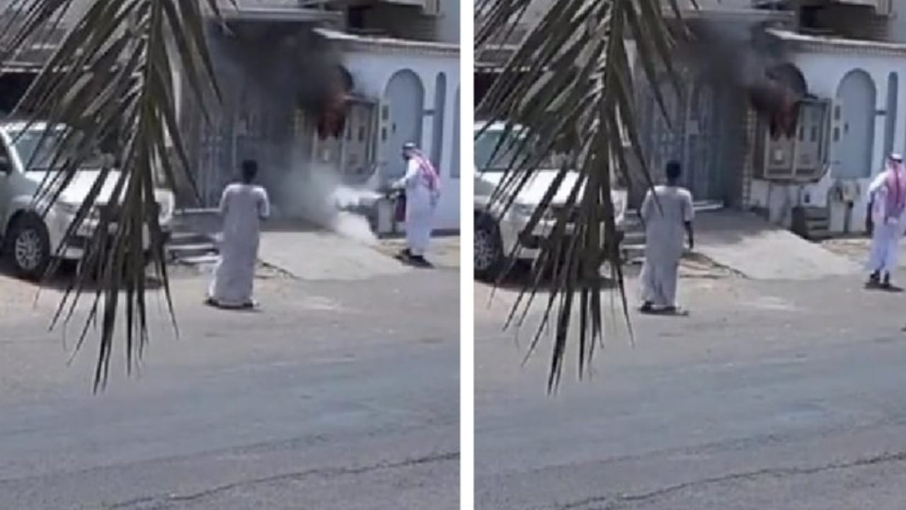 رجل يركض مسرعاً نحو منزل جاره بعد رؤيته للنيران مشتعلة في منزله.. فيديو
