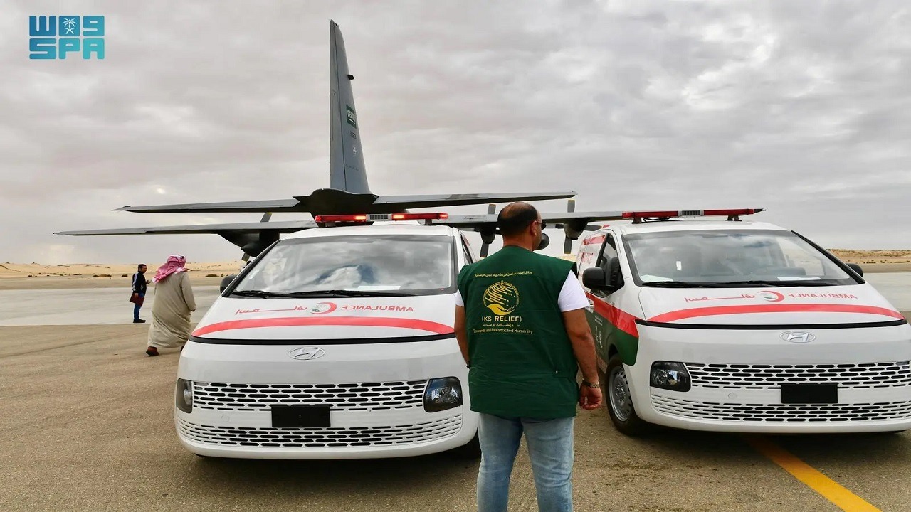 الطائرة السعودية الـ 13 لإغاثة غزة تصل مطار العريش