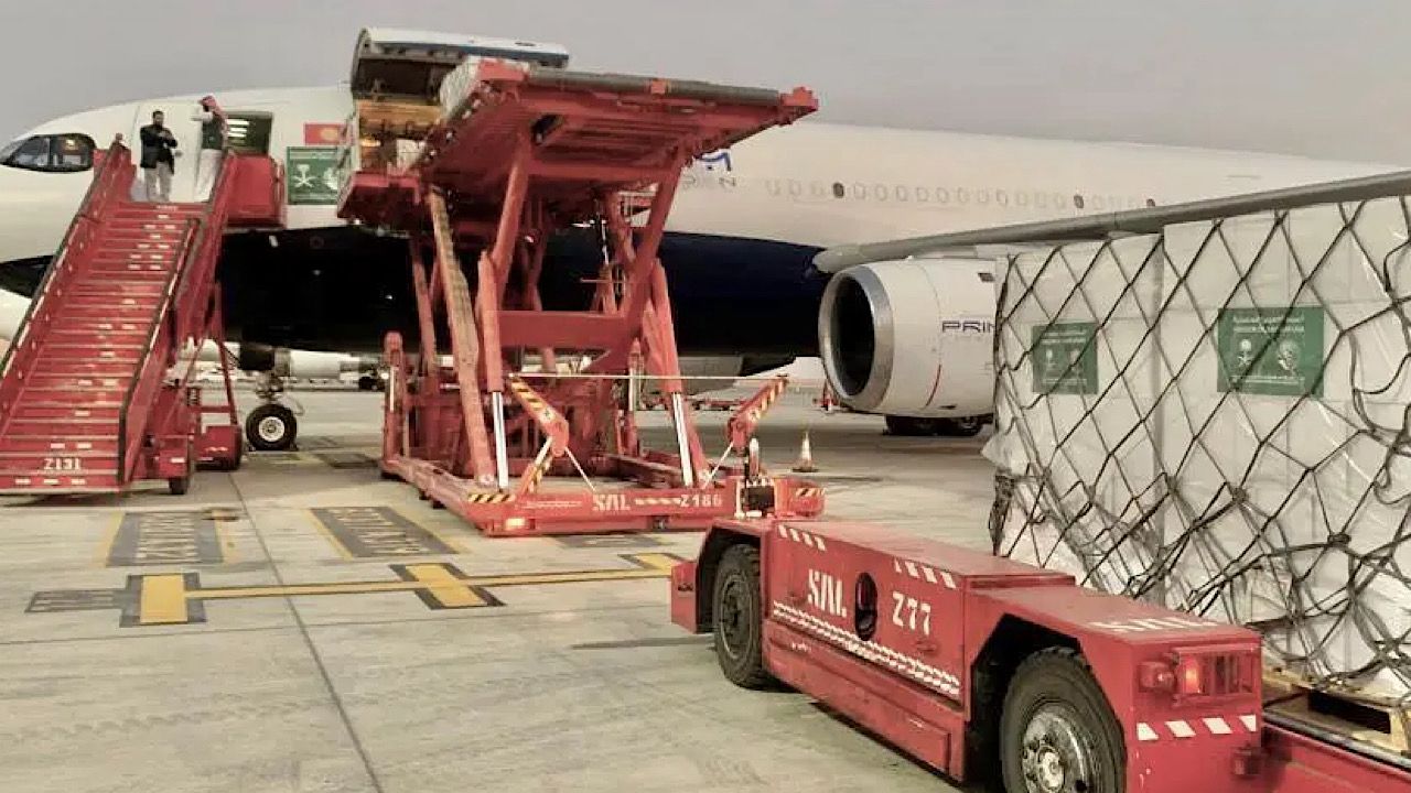 مغادرة الطائرة السعودية السادسة عشر لإغاثة الشعب الفلسطيني في غزة