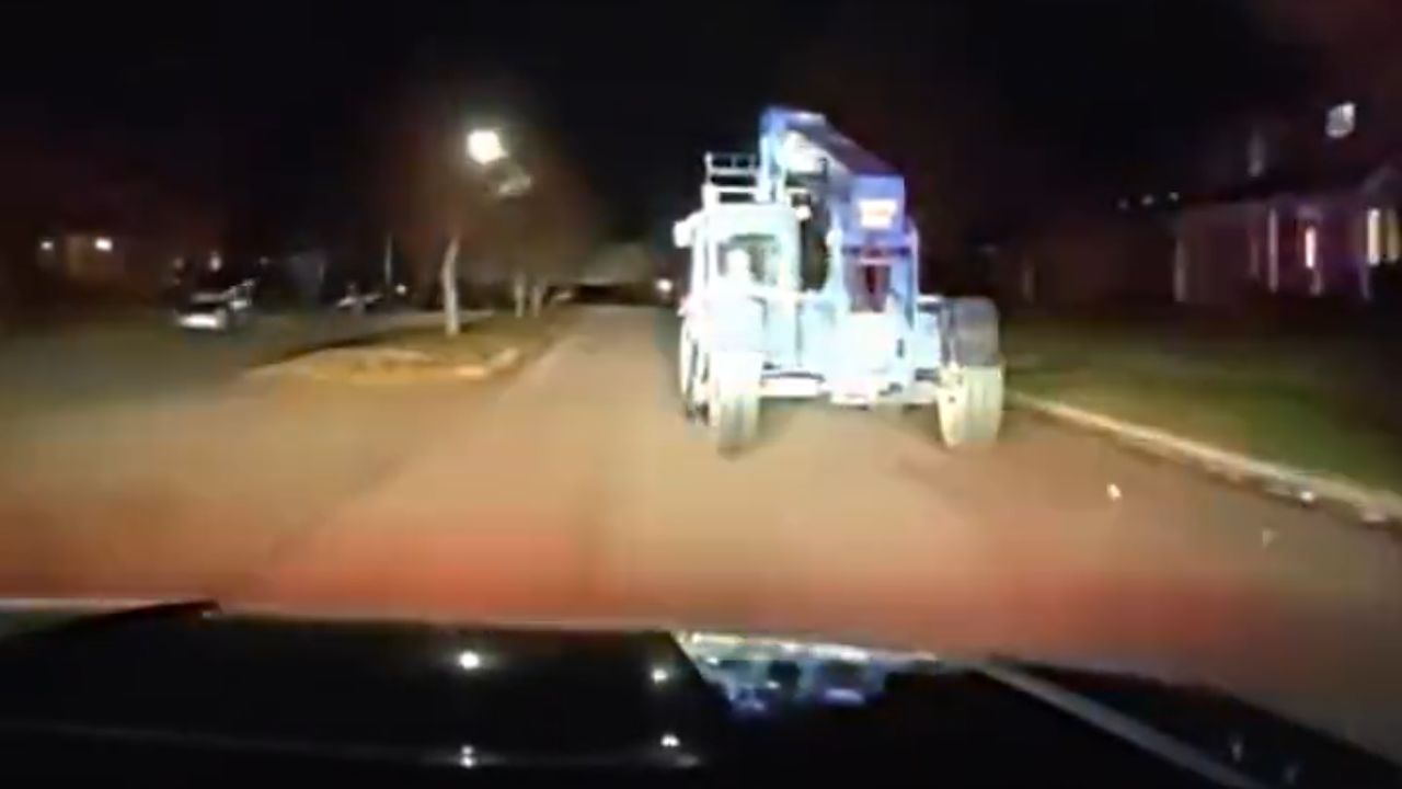 طفل أمريكي يسرق شاحنة على طريقة لعبة جاتا والشرطة تلاحقه .. فيديو