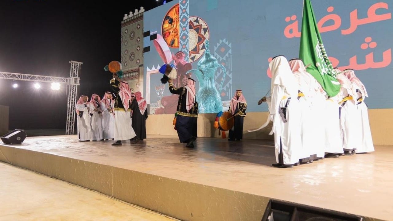 تفاعل زوار مهرجان محمية الملك سلمان بالجوف مع العرضة السعودية والسامري