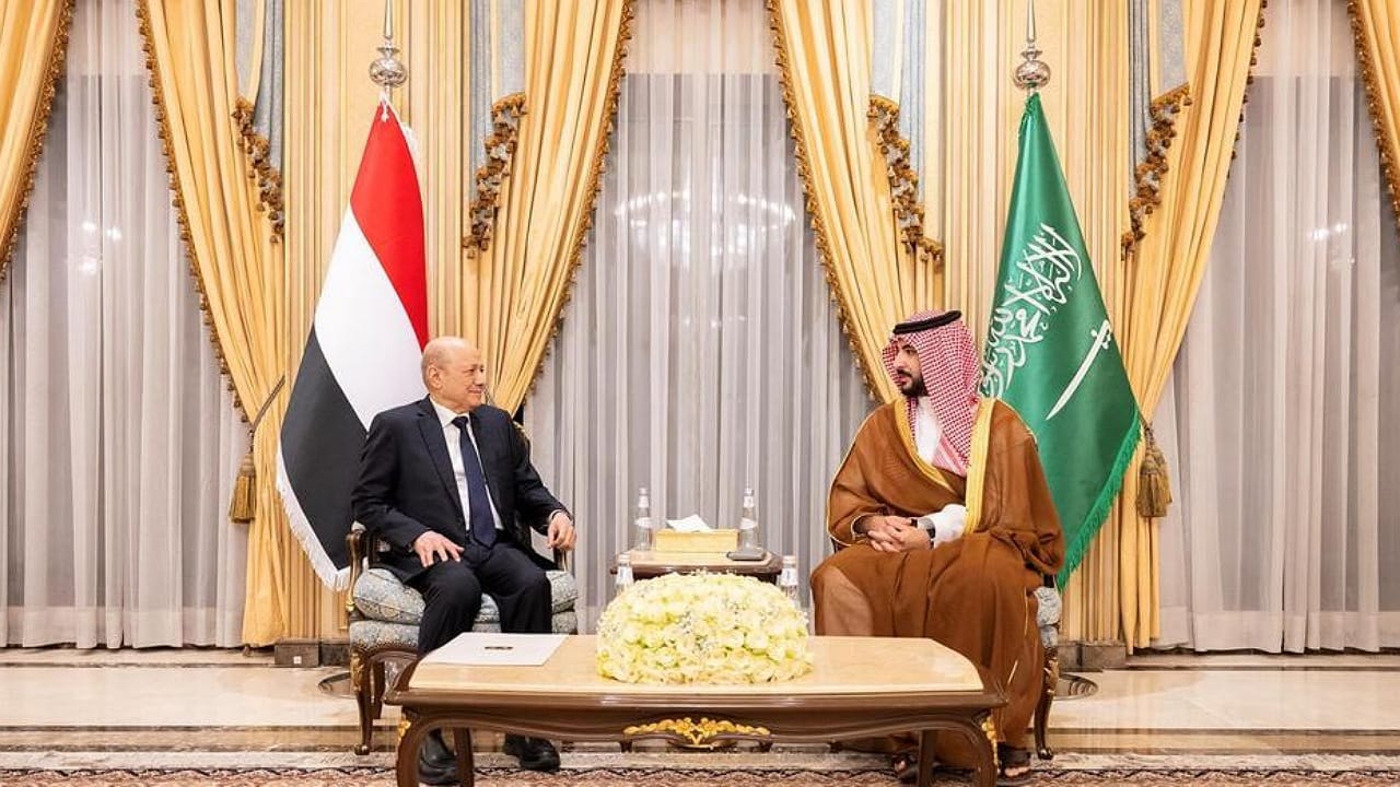 وزير الدفاع يلتقي رئيس وأعضاء مجلس القيادة الرئاسي اليمني