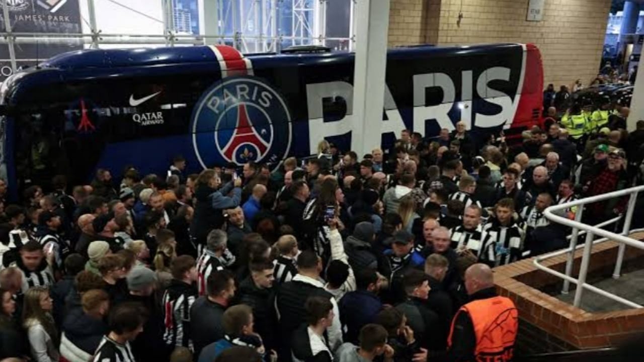 جماهير باريس سان جيرمان تعتدي على مشجعي نيوكاسل..فيديو
