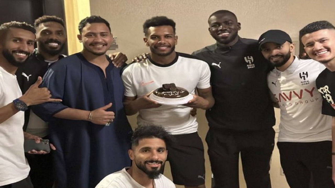 لاعبو الهلال يحتفلون بيوم ميلاد البليهي