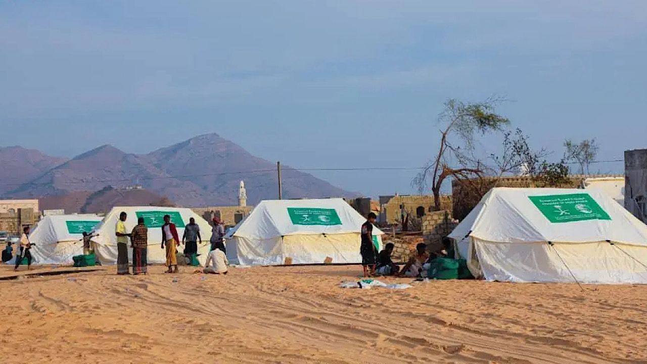 مركز الملك سلمان للإغاثة يواصل توزيع المساعدات للأسر المتضررة من إعصار تيج بالمهرة