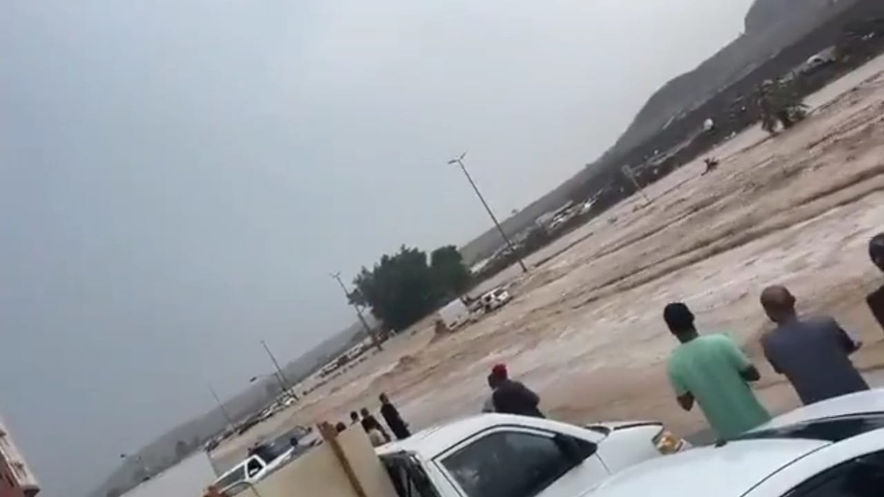 احتجاز المركبات في سيول طريق مكة القديم بجدة..فيديو