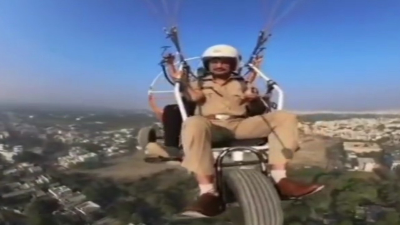 الشرطة الهندية تستخدم الطيران المظلي الشراعي لتعزيز الأمن.. فيديو