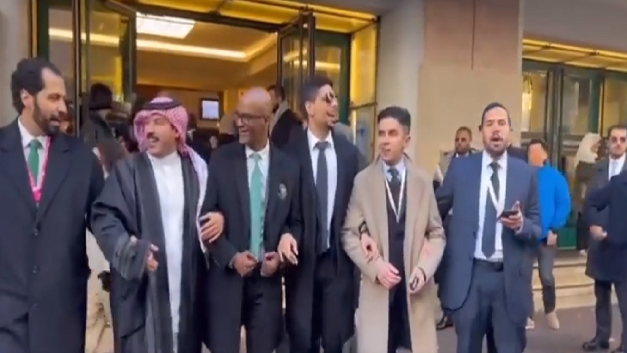العرضة السعودية من أمام مقر اجتماع &#8220;إكسبو&#8221; في باريس..فيديو