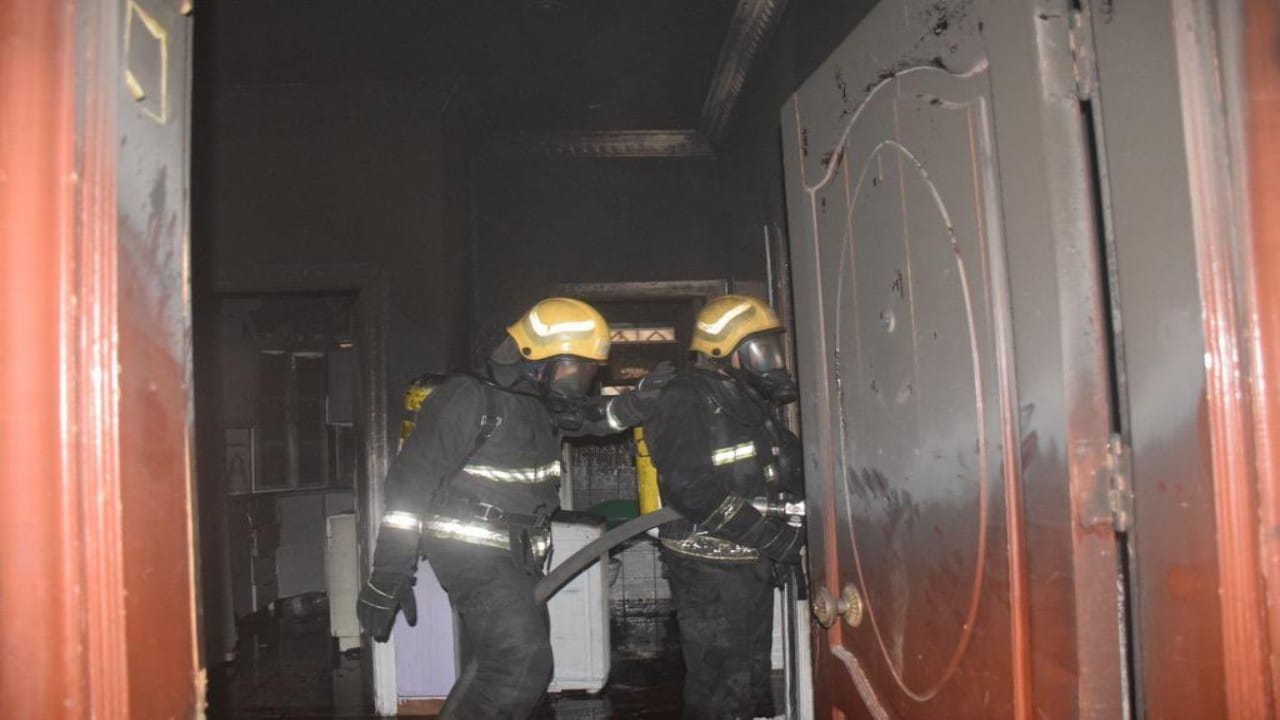 إنقاذ 3 أشخاص بعد اندلاع حريق في شقة سكنية بجدة .. فيديو