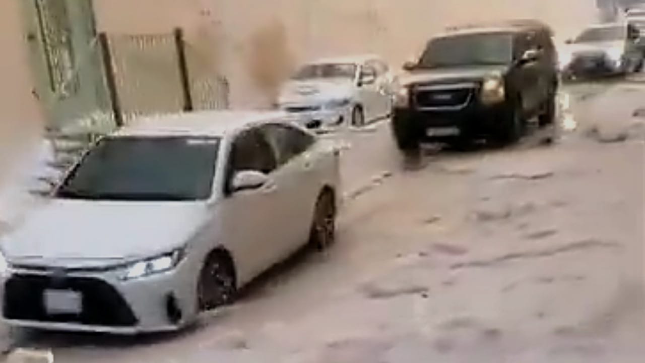 مشهد نادر لإزالة الثلوج بالمعدات الثقيلة من شوارع بريدة .. فيديو