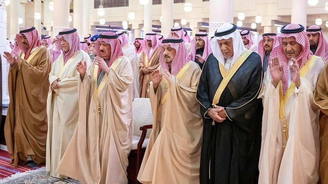 أمير الرياض يؤدي صلاة الميت على الأمير بندر بن محمد آل سعود