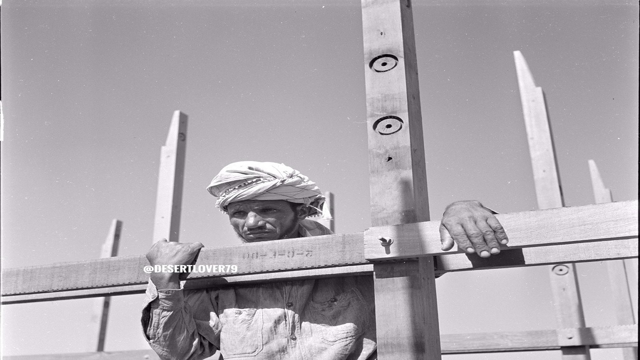 لقطة قديمة لـ نجار أثناء إنشاء برج تبريد في الظهران قبل 76 عاما.. صورة