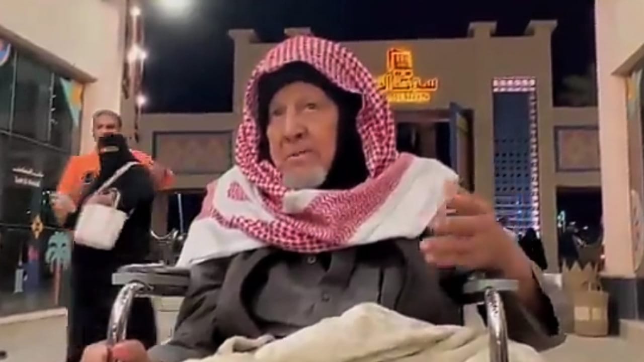مواطن مسن يتفاعل مع عرض شعبي في موسم الرياض .. فيديو