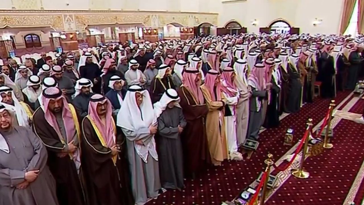 أمير الكويت يؤدي صلاة الميت على الشيخ نواف الأحمد الجابر الصباح .. فيديو