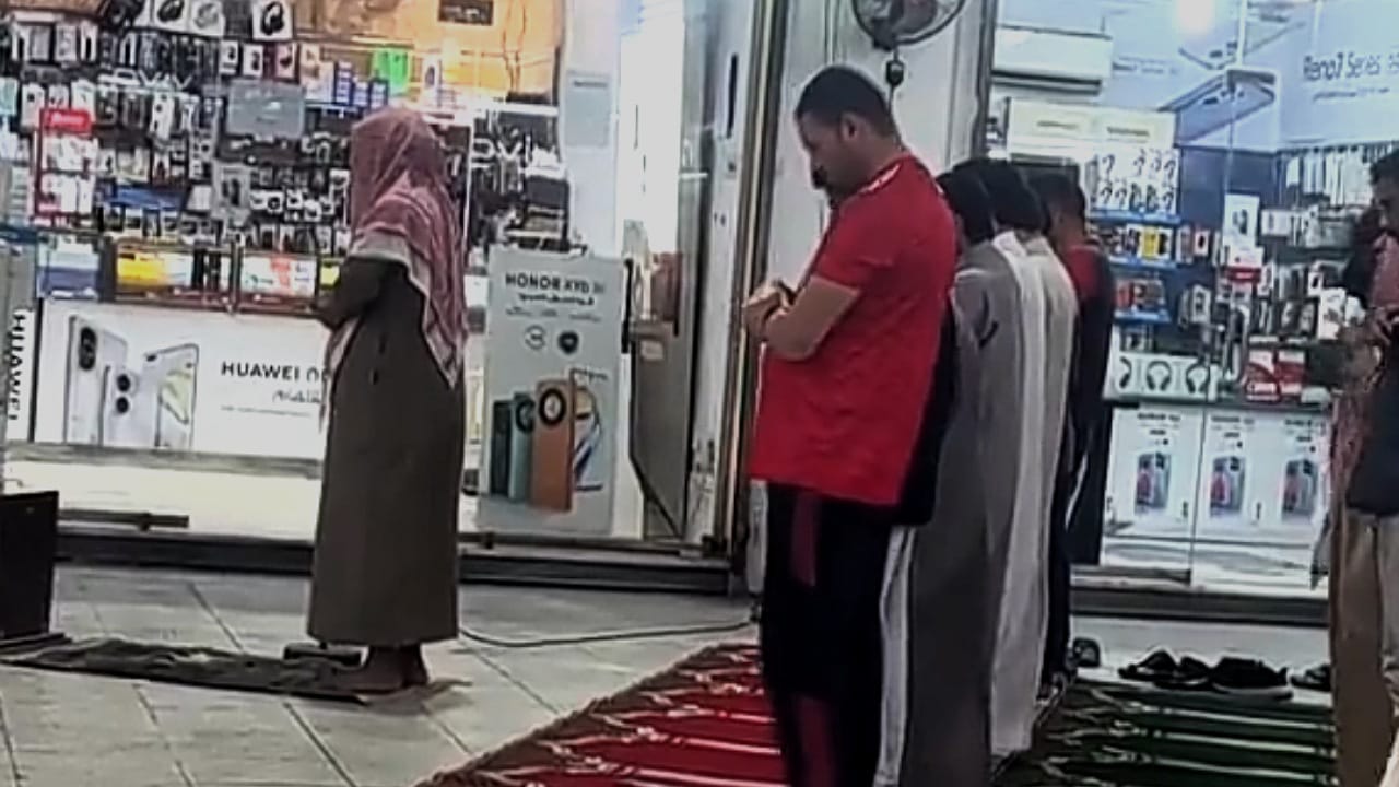 رجل يصلي بالناس في مجمع الجولات بجدة يحصد تفاعلًا واسعًا  ..  فيديو