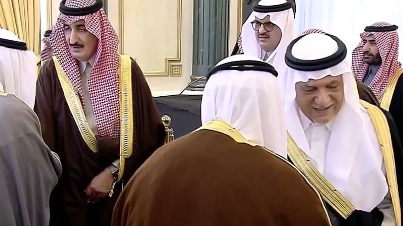 الأمير تركي الفيصل يقدم واجب العزاء لأمير الكويت في وفاة أخيه .. فيديو